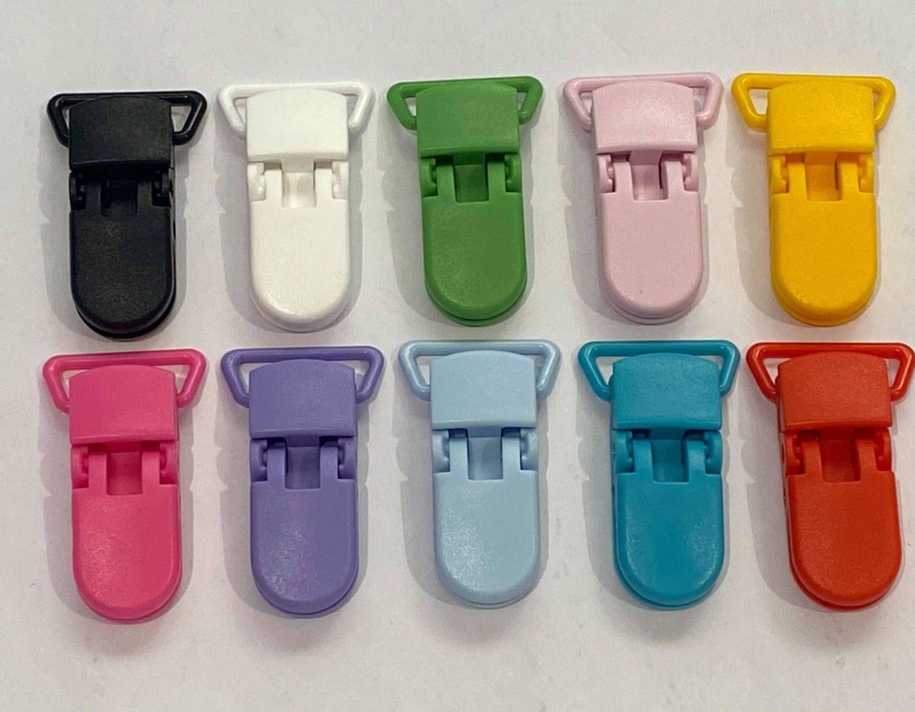 1 KAM Plastic Pacifier / Suspender Clips